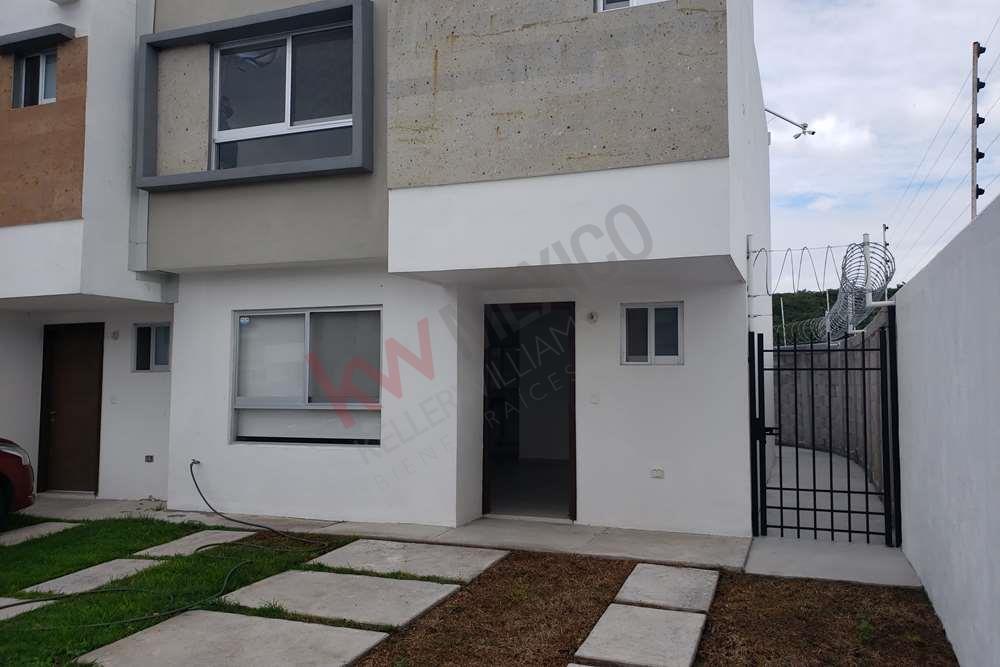 Casa en venta en Sonterra, en esquina con pasillo lateral y sala de TV en  planta