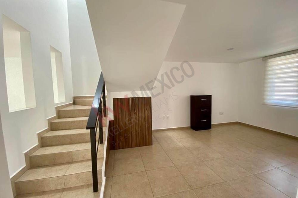 CASA EN RENTA. FRACCIONAMIENTO PUERTA REAL. CORREGIDORA