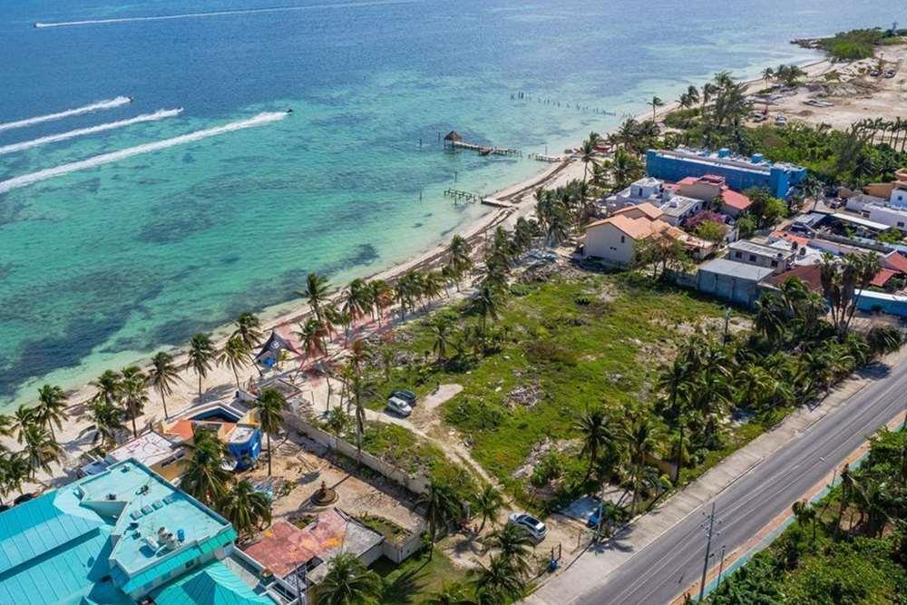 Excelente terreno frente al mar en Cancún, Quintana Roo, México.