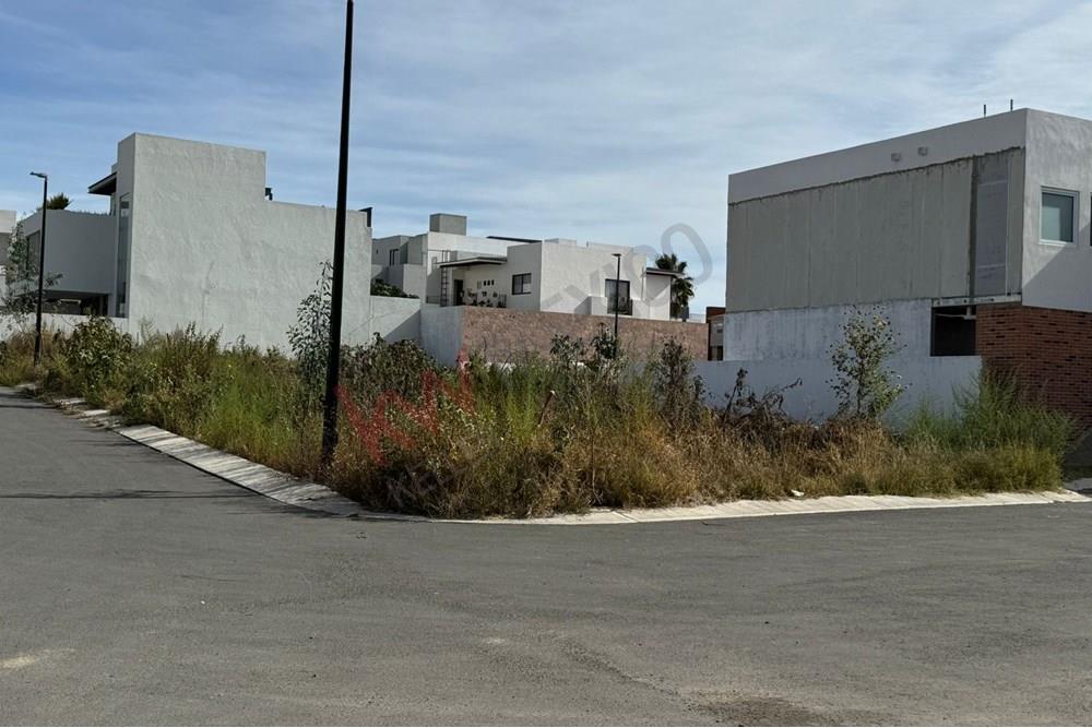 Venta de terreno en Real del Bosque en esquina, en calle cerrada, localización exclusiva dentro del fraccionamiento