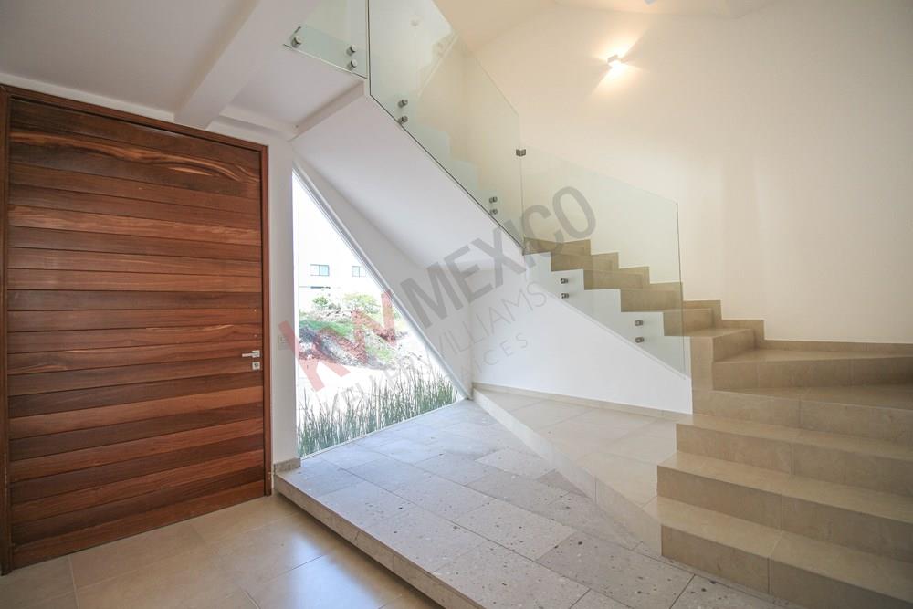 ESTRENA CASA DE AUTOR EN VENTA, CON TRIPLE ALTURA 5 RECÁMARAS Y ROOF GARDEN EN ZIBATA QUERETARO