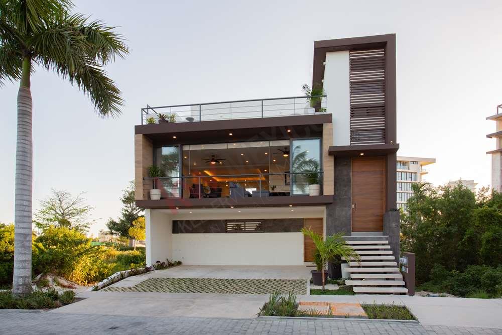 Casa en Venta en Puerto Cancún, Quintana Roo Mexico, con Vista al Mar y a pasos de la Playa.