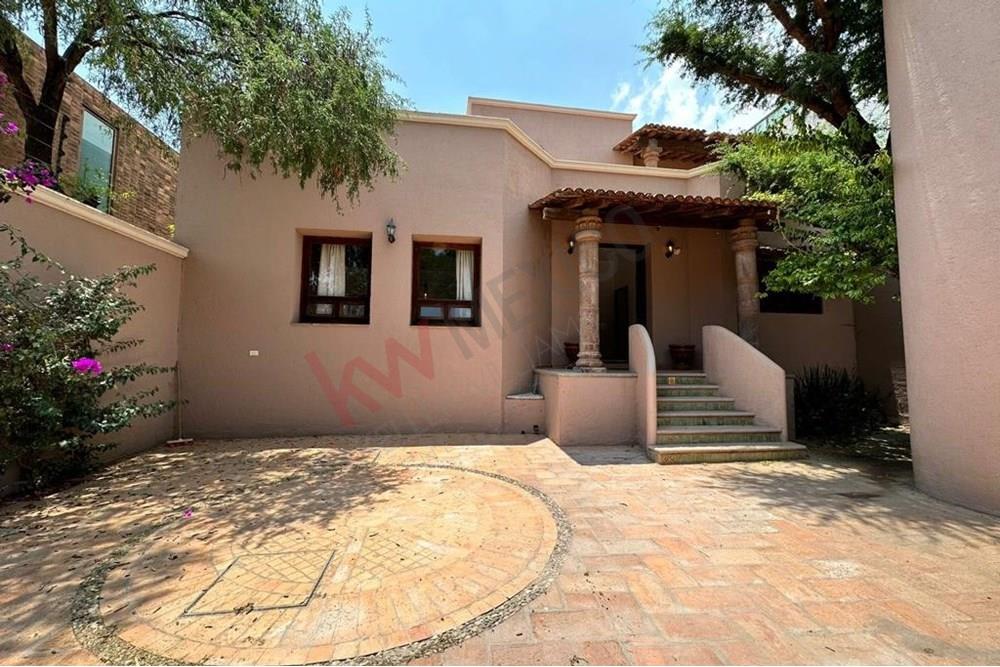 Casa Frailes semi-amueblada con alberca