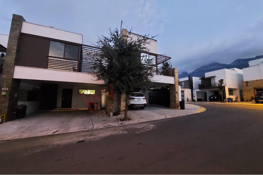 Hermosa y amplia casa en renta, Valle de Cumbres, Monterrey, Nuevo León.