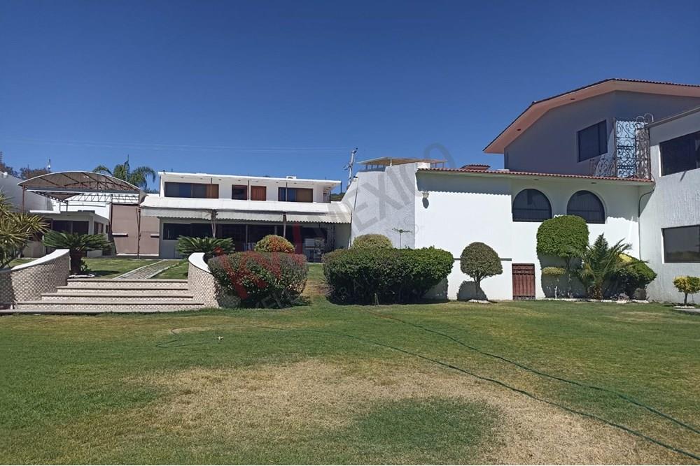 VENTA DE CASA LUXURY CON JARDIN MUY MUY AMPLIO EN VILLAS DEL MESON