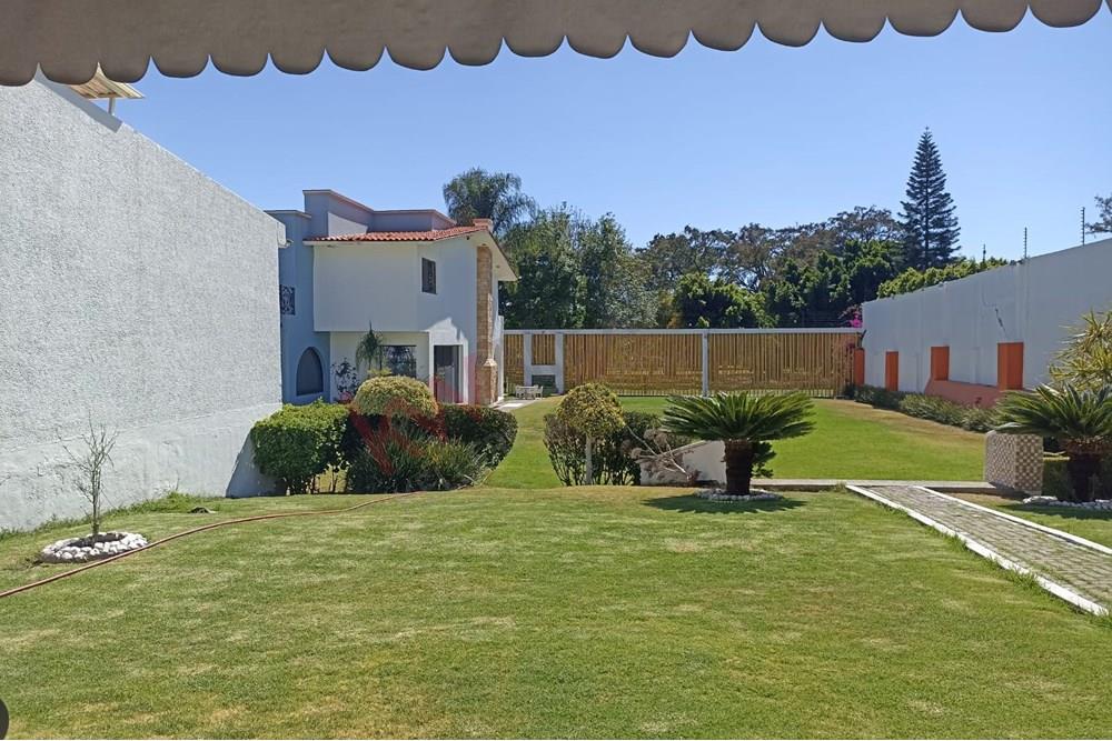 VENTA DE CASA LUXURY CON JARDIN MUY MUY AMPLIO EN VILLAS DEL MESON