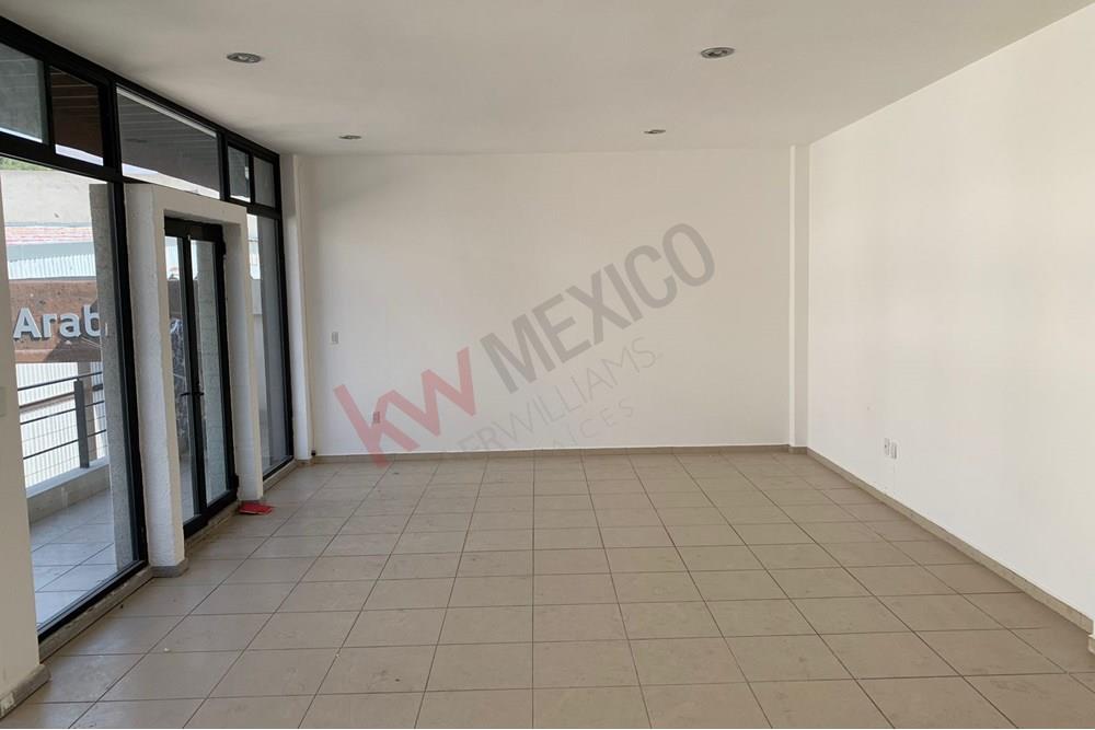 Renta de Local comercial con excelente ubicación en plaza comercial