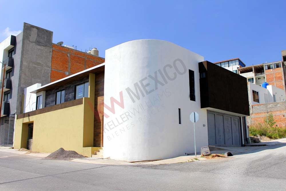 Casa en venta a un costado de Plaza San Luis en esquina con cuatro habitaciones. $6,790,000 San Luis Potosí