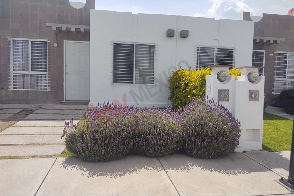 Oportunidad Única: Encantadora Casa en Venta de un Solo Nivel en Viñedos. Privacidad y Comodidad