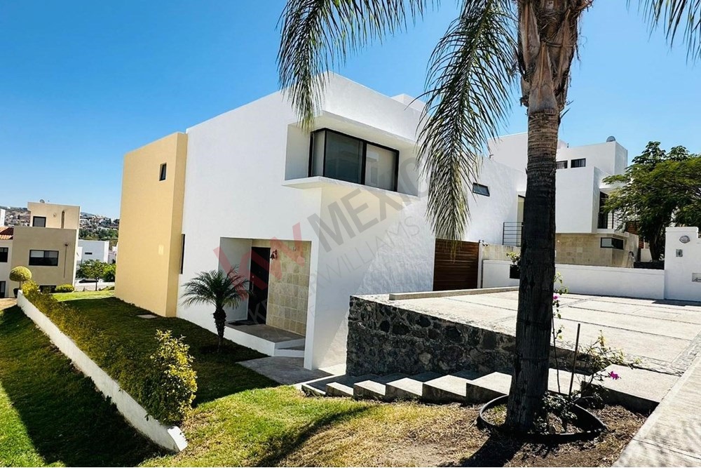 Casa en renta cumbres de lago juriquilla condominio cerrado con alberca.
