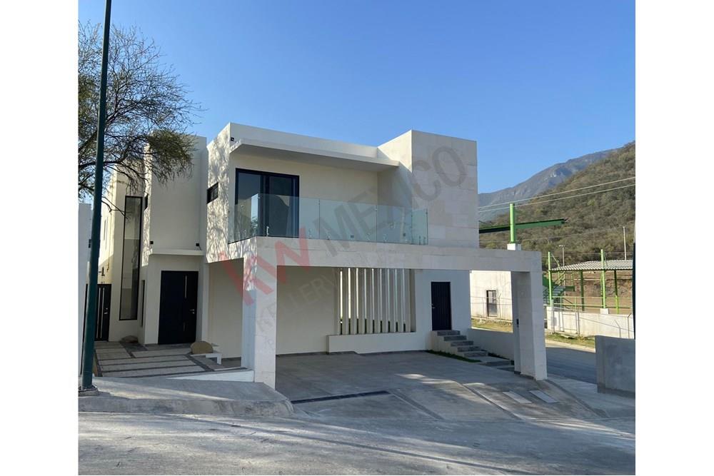 Casa Nueva en Venta en Esquina, Col. San Cayetano de 2 Plantas Amplio Patio, en Santiago, Nuevo Leon