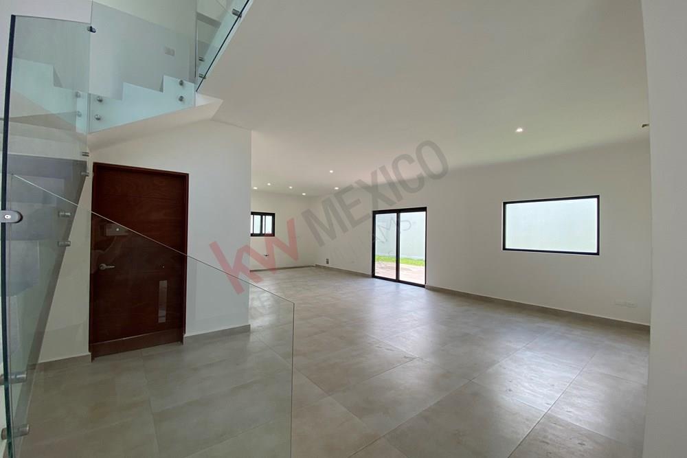Casa Nueva en Venta en Esquina, Col. San Cayetano de 2 Plantas Amplio Patio, en Santiago, Nuevo Leon