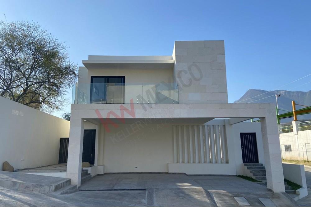 Casa Nueva en Venta en Esquina, Col. San Cayetano de 2 Plantas Amplio Patio, en Santiago, Nuevo Leon