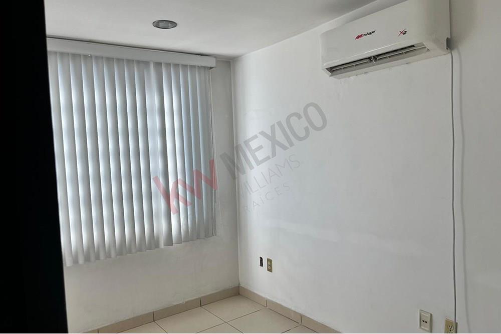 RENTA de LOCAL COMERCIAL en LA JOYA con Estupenda afluencia vehicular y peatonal