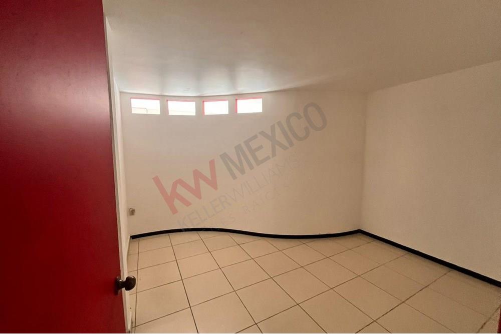 RENTA de LOCAL COMERCIAL en LA JOYA con Estupenda afluencia vehicular y peatonal