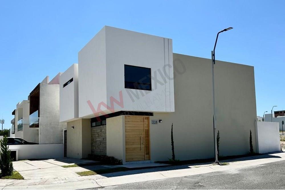 Casa nueva en esquina en Colinas de Juriquilla, Querétaro.