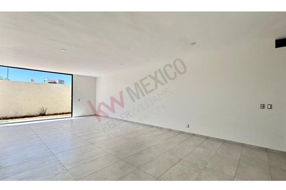 Casa nueva en esquina en Colinas de Juriquilla, Querétaro.