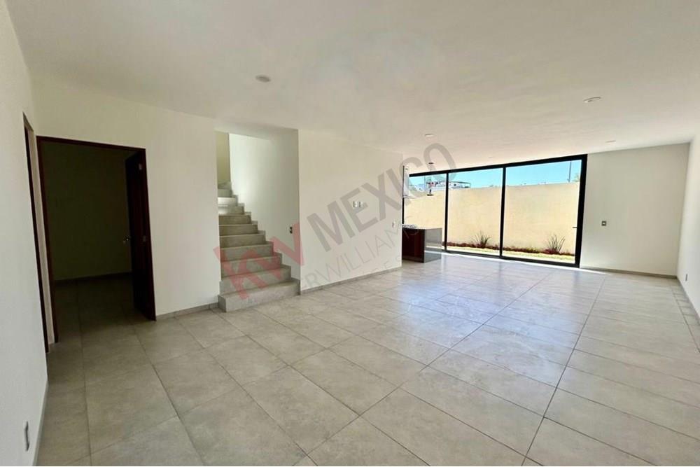 Casa nueva en esquina en Colinas de Juriquilla, Querétaro.