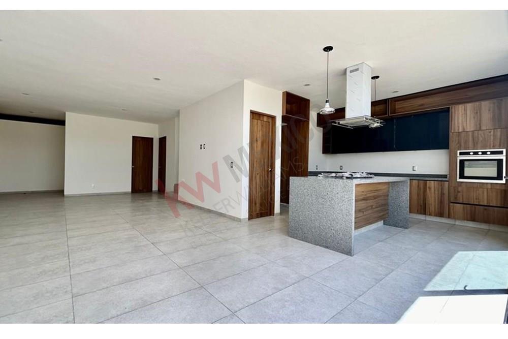Casa nueva en esquina en Colinas de Juriquilla, Querétaro.