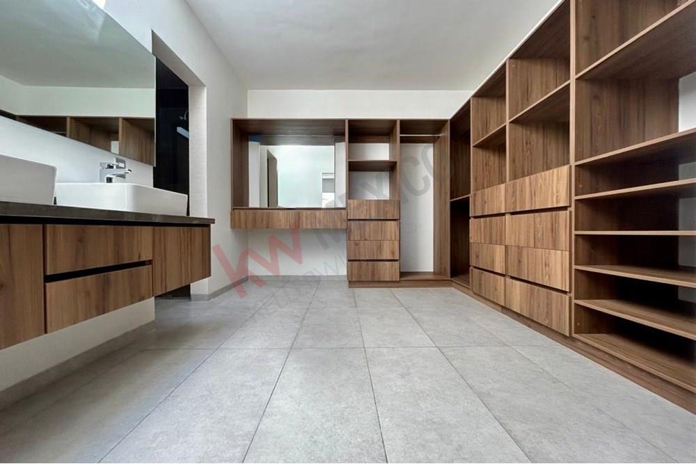Casa nueva en esquina en Colinas de Juriquilla, Querétaro.