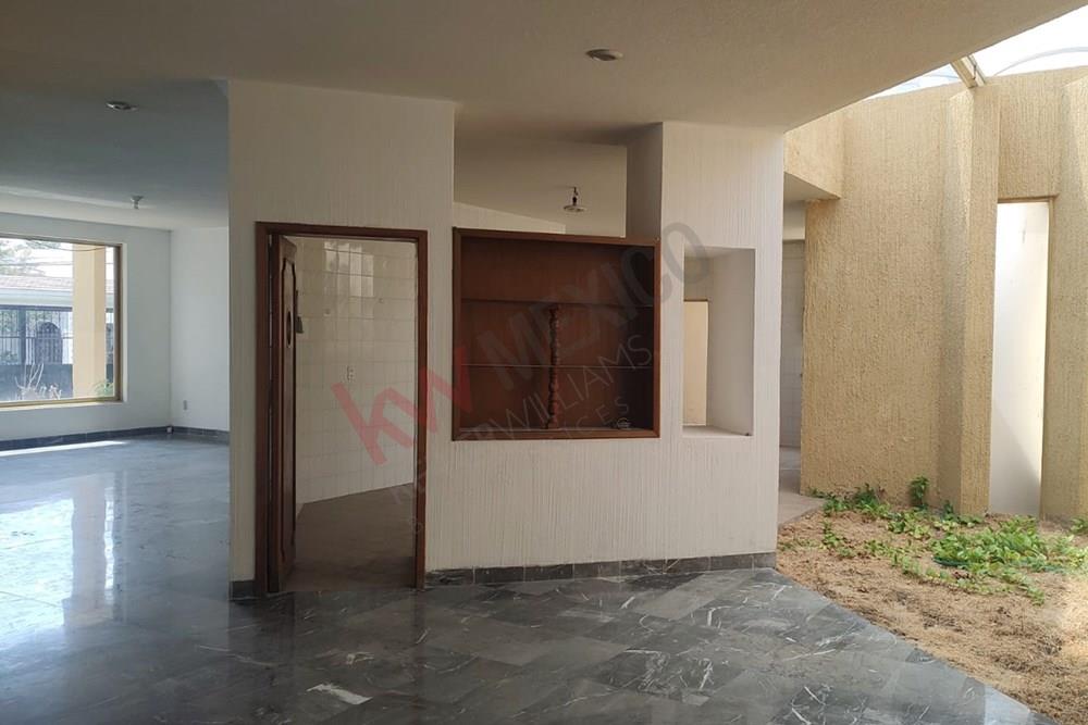 CASA RESIDENCIAL DE UN SOLO PISO EN JURICA QUERETARO