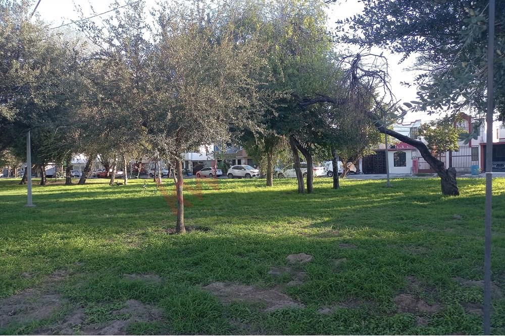 CASA DE 2 NIVELES EN VENTA EN FRESNOS APODACA A UNOS PASOS DE PLAZA SENDERO  APODACA