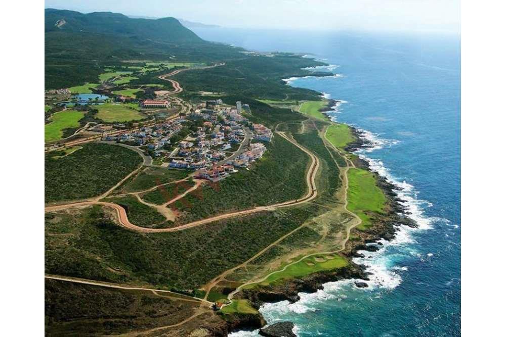 THE PLAZA BAJAMAR es un lujoso y asequible desarrollo de 22 casas y lotes  en preventa dentro del Bajamar Golf Resort. ¡Todas las casas tienen vista al  mar y están frente al