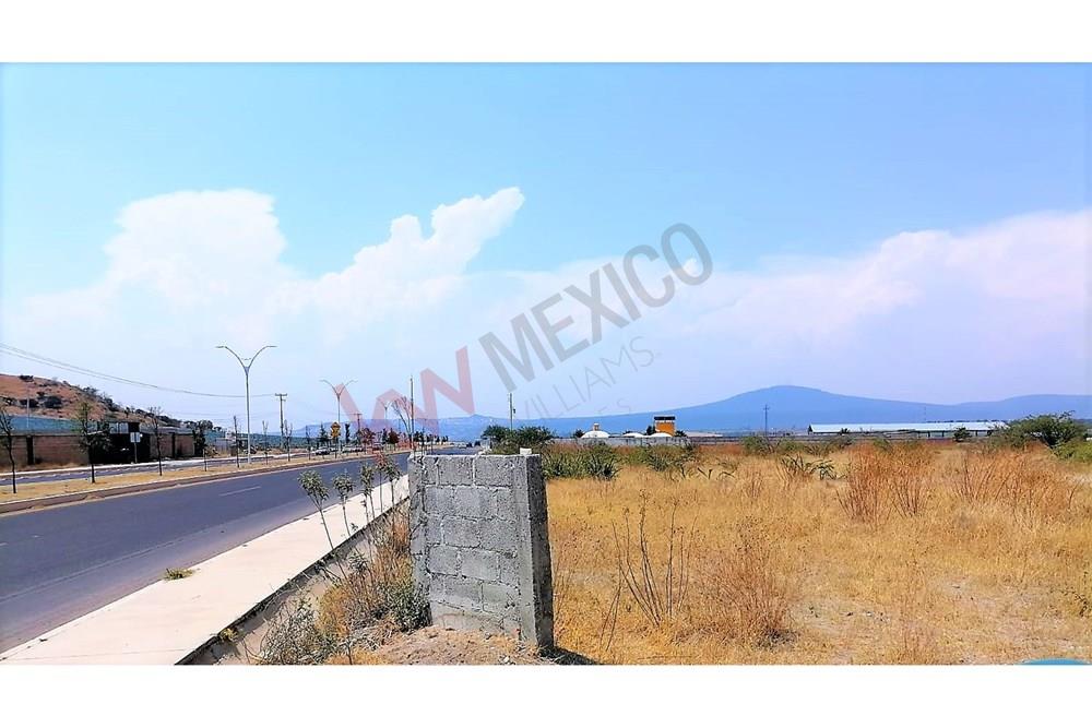 TERRENO EN VENTA de 4,700 m2 Sobre el Boulevard Panamericano Corregidora – Huimilpan Perteneciente a la comunidad del Granjeno.