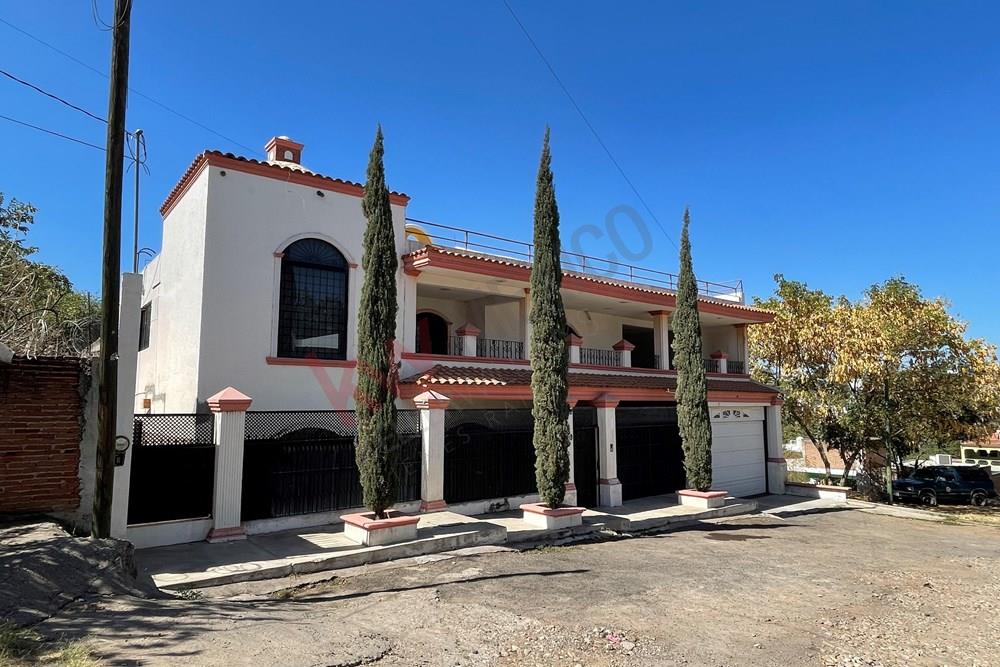 Casa GRANDE con espacios MUY AMPLIOS en una zona TRANQUILA y excelente  UBICACIÓN