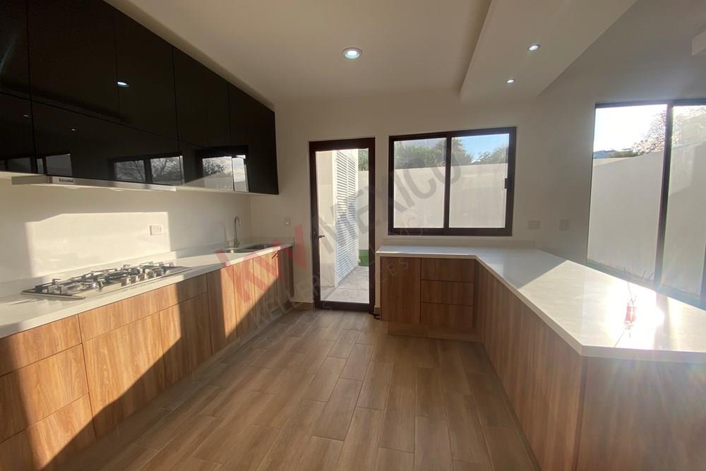 CASA EN RENTA EN ZIBATÁ! VIVE EL LUJO DE LAS MEJORES AMENIDADES EN EXCLUSIVO CONDOMINIO!