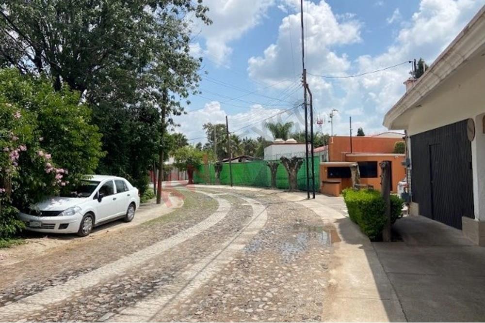 Terreno en venta con gran ubicación en Jurica, Fresnos 102