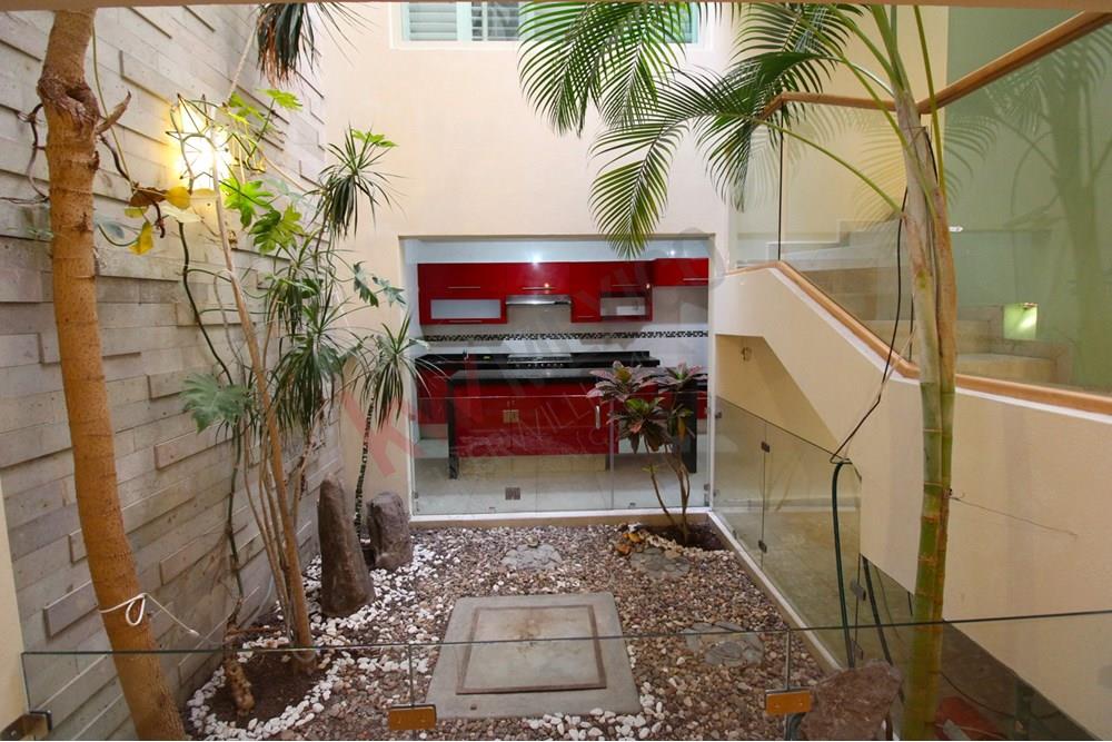 Casa Jardín Central