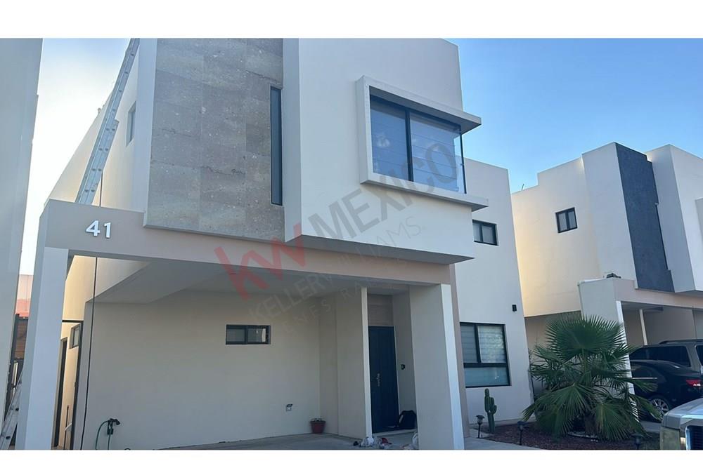 CASA EN RENTA EQUIPADA en altaria 7 fraccionamiento privado con alberca, casa club y gimnasio