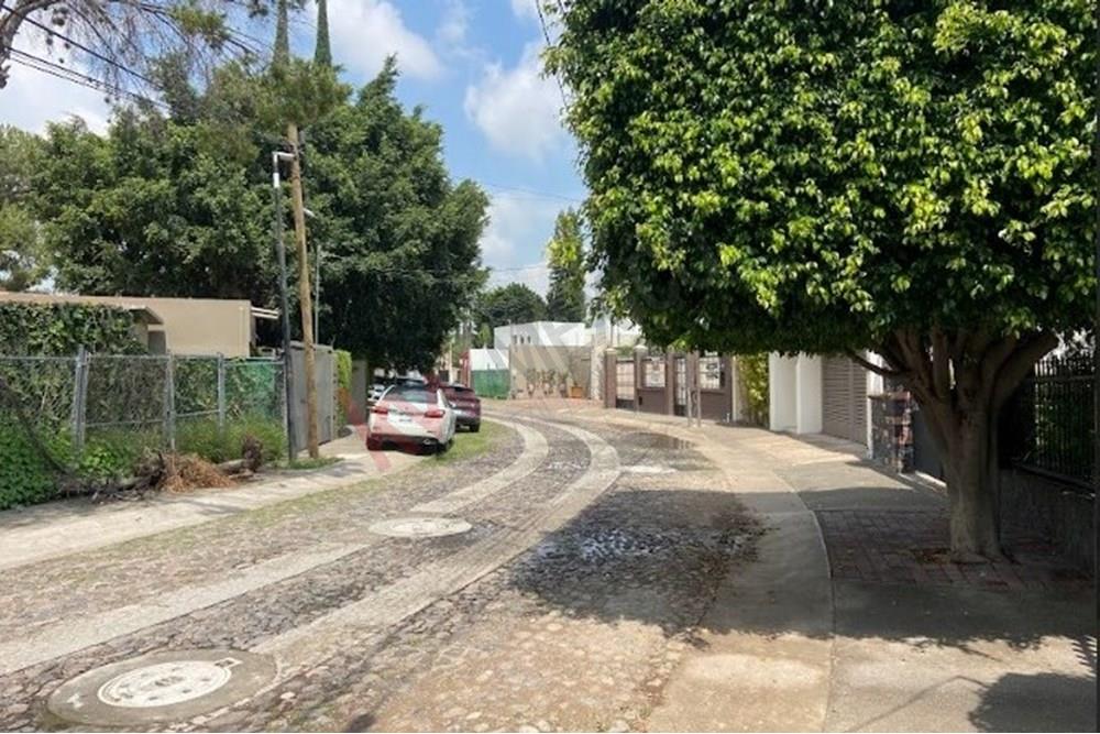 Terreno en venta con gran ubicación en Jurica, Cedros 503