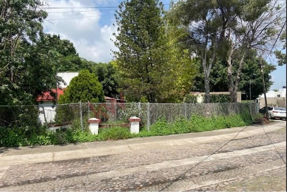 Terreno en venta con gran ubicación en Jurica, Cedros 503