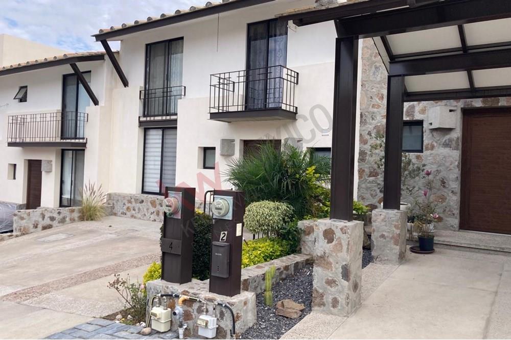 CASA EN RENTA EN ZIBATA $20,950 - EXCELENTE UBICACIÓN Y ESTADO DE CONSERVACION