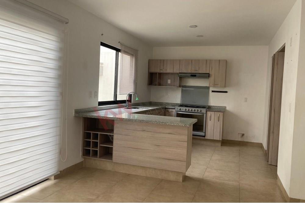CASA EN RENTA EN ZIBATA $20,950 - EXCELENTE UBICACIÓN Y ESTADO DE CONSERVACION
