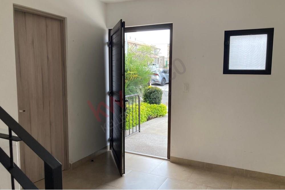 CASA EN RENTA EN ZIBATA $20,950 - EXCELENTE UBICACIÓN Y ESTADO DE CONSERVACION