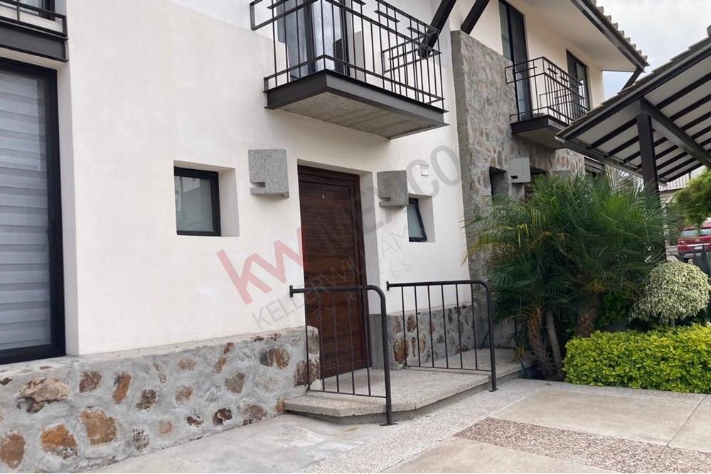 CASA EN RENTA EN ZIBATA $20,950 - EXCELENTE UBICACIÓN  Y ESTADO DE CONSERVACION
