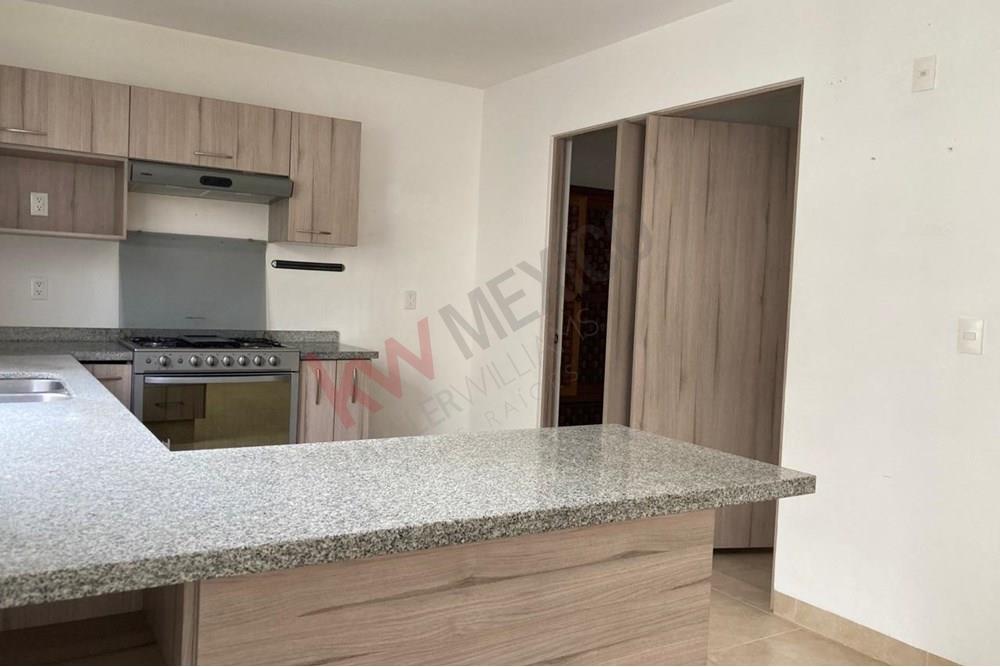 CASA EN RENTA EN ZIBATA $20,950 - EXCELENTE UBICACIÓN Y ESTADO DE CONSERVACION