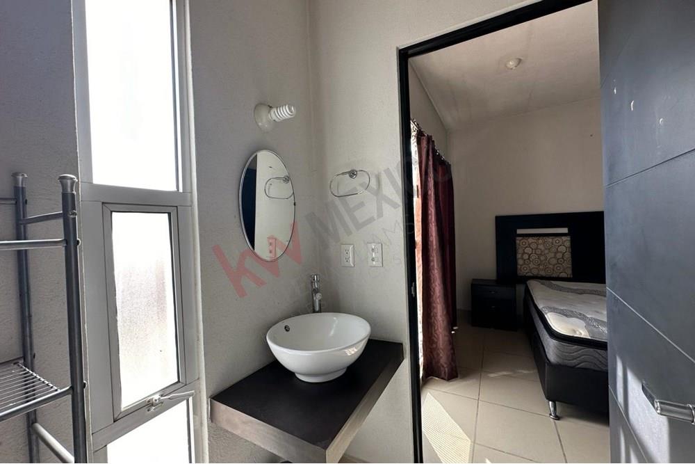 Casa SEMI AMUEBLADA en Bosques de Sanctorum con seguridad las 24hrs, acceso rápido a periférico, autopista, complejos, VW.