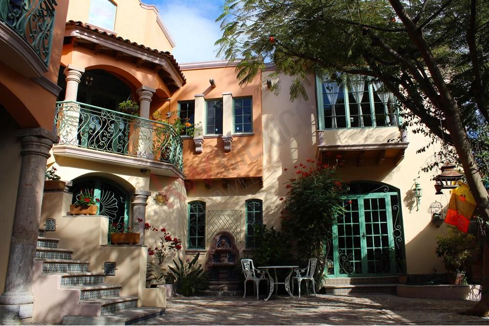 CASA CON VISTA A LA PRESA Y LAS MONTAÑAS EN SAN MIGUEL DE ALLENDE, UBICADA EN LA COL VILLA DE LOS FRAILES