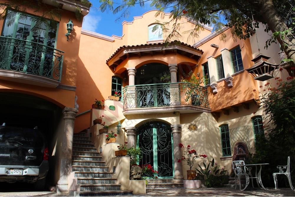 CASA CON VISTA A LA PRESA Y LAS MONTAÑAS EN SAN MIGUEL DE ALLENDE, UBICADA EN LA COL VILLA DE LOS FRAILES