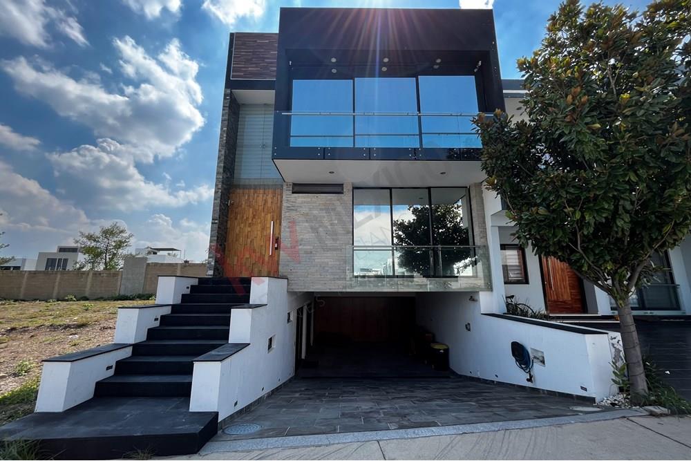 RENTA DE CASA SEMI-AMUEBLADA EN  VALLE IMPERIAL.