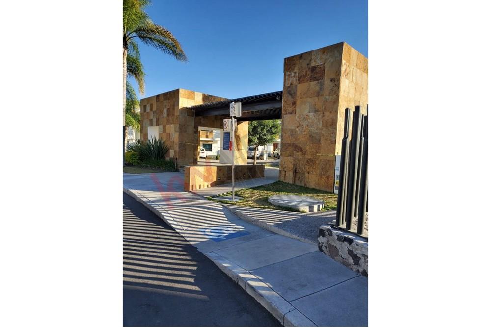 RENTA CASA EN CONDOMINIO VALLE DE JURIQUILLA  CON ALBERCA !!!!!!!!