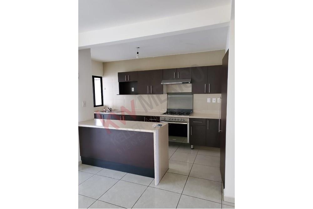 RENTA CASA EN CONDOMINIO VALLE DE JURIQUILLA CON ALBERCA !!!!!!!!