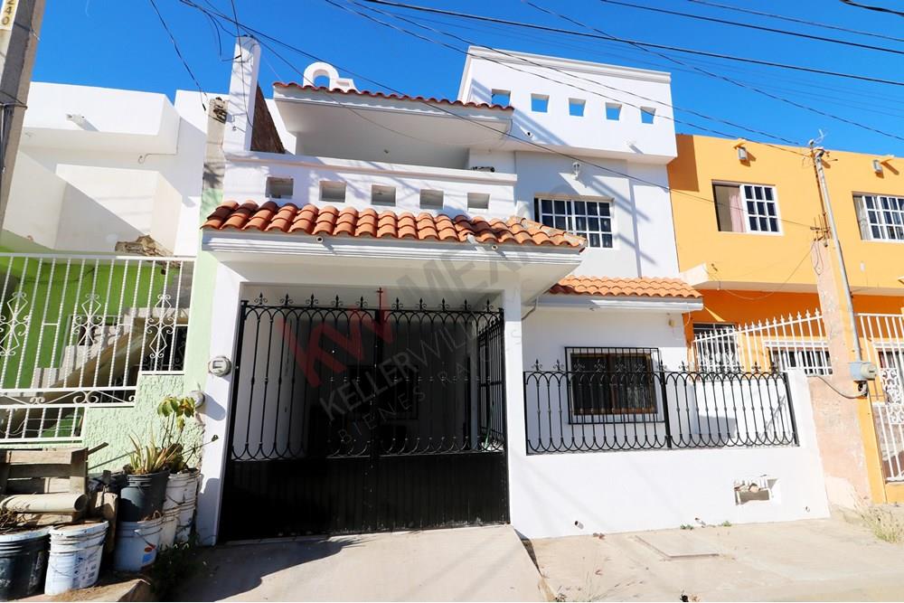 Fresnos 125, Fraccionamiento Jacarandas, Mazatlán, Sinaloa, Casa de dos  pisos en venta con cochera y patio