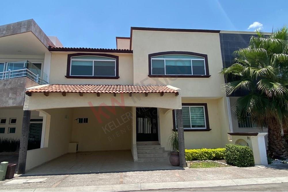 CASA EN RENTA EN CENTRO SUR CON JARDIN EN PRIVADA CON ALBERCA