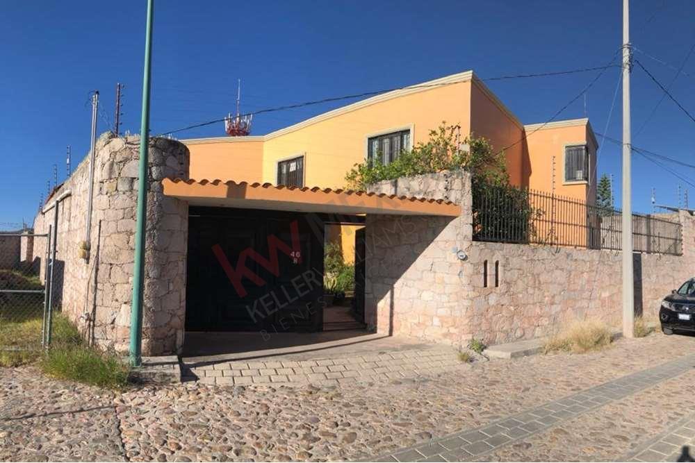 HERMOSA CASA en VENTA en Guanajuato Capital - Ubicada en Colonia Arroyo  Verde Yerbabuena