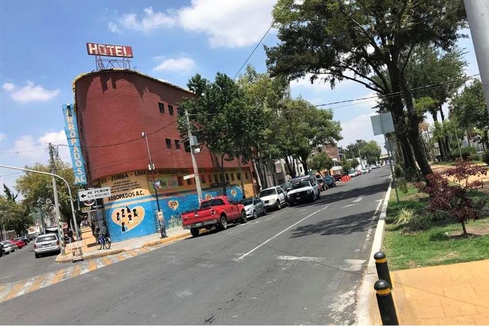 EN VENTA: EDIFICIO EN ESQUINA POPULAR, USO HABIT./COMERCIAL, AVENIDA PRINCIPAL!!!